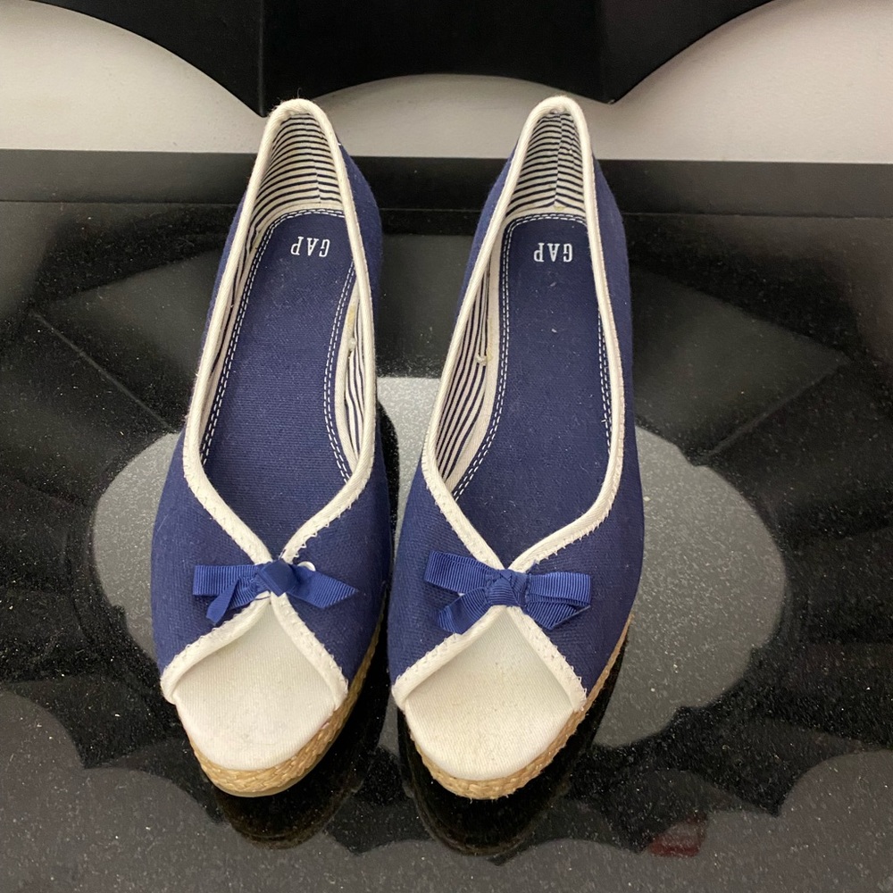 Gap size 8 navy and white wedges